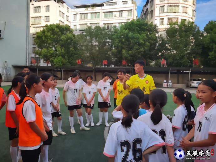 国足名宿区楚良和广东足球的元老们一起走进苏区