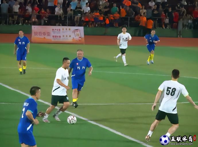 国足名宿区楚良和广东足球的元老们一起走进苏区