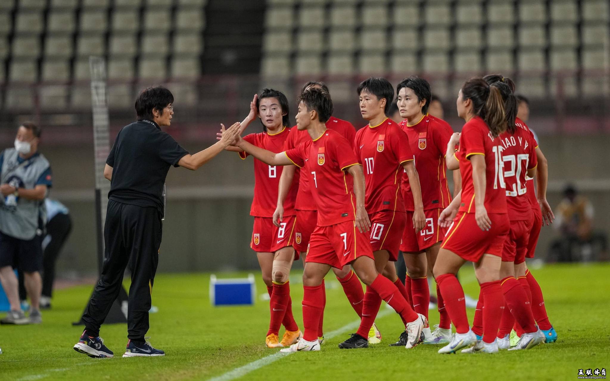 4-1！中国女足又赢了，以小打大取胜，2胜1负夺亚军，轰15球丢3球。