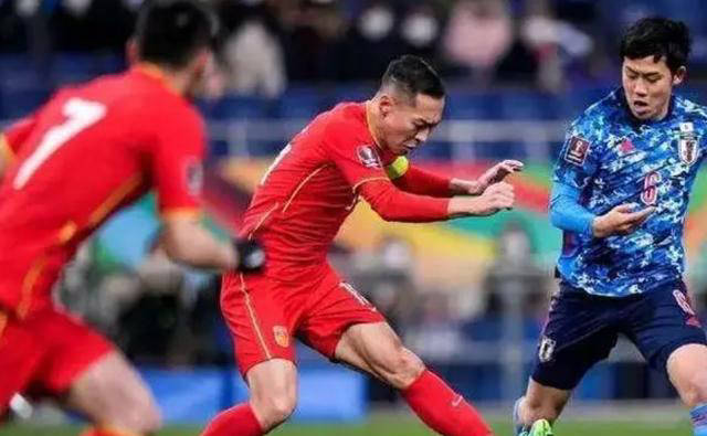 国足欲复仇日本，武磊力拼2-0，伊万科维奇大胆调整，三名归化球员退队。