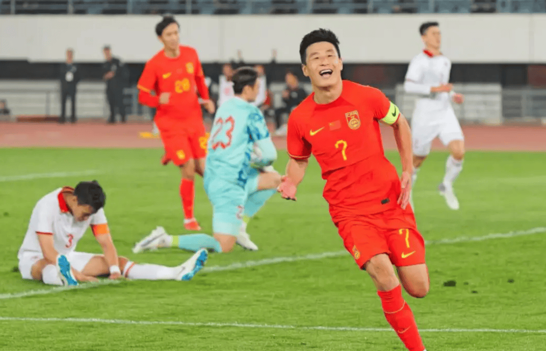 2-0！亚洲第四无解，降维打击巴林，创18年纪录，取胜=助国足出线