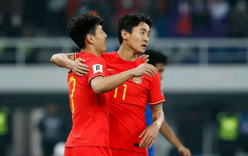 中国足球！我们是对你是又爱又恨，拿你当宝，你倒是很自觉当个无所事事的臭宝！！