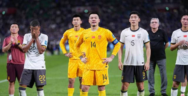 国足惨败，武磊受称赞，日本主帅认可其潜力
